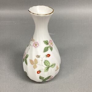 Vintage Wedgwood Bone China Wild Strawberry Bud Vase - 5 3/8”H - Made In England